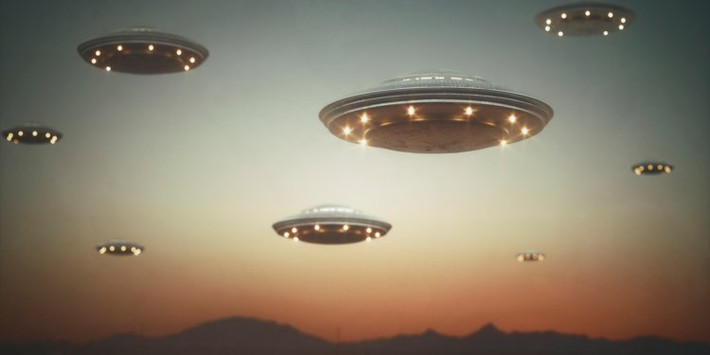 Trong những năm qua, không ít người tuyên bố "chạm trán" UFO ở một số địa điểm trên thế giới. Trong số những người từng nhìn thấy UFO xuất hiện có cựu phi công Hải quân Mỹ David Fravor.