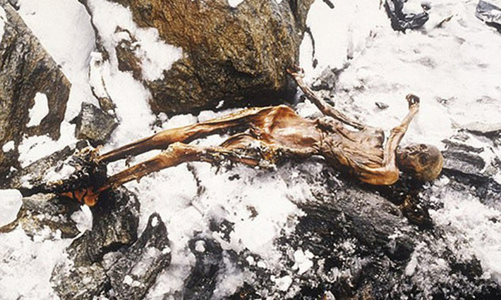 Nhà leo núi Kurt Fritz thiệt mạng trong một vụ lở tuyết. Ông là người dẫn nhà khoa học Rainer Henn tới xác ướp Otzi.