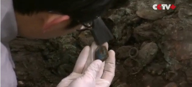 Các chuyên gia tiếp tục cuộc nghiên cứu nhằm sớm giải mã được danh tính của chủ nhân ngôi mộ.