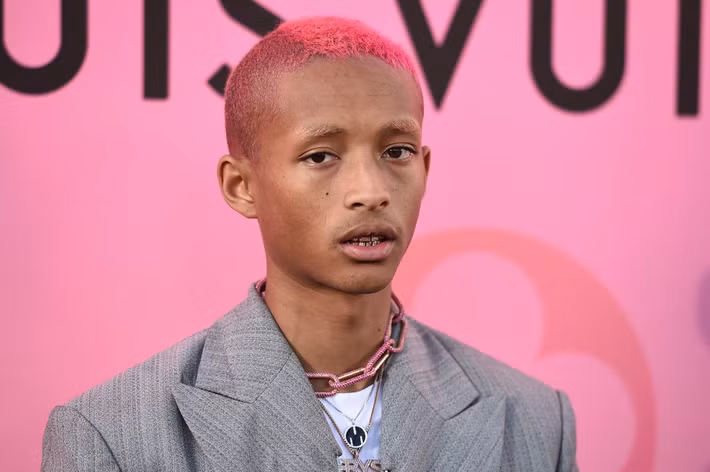 Một rich kid nổi tiếng thế giới khác khiến công chúng ngưỡng mộ và tự hào là Jaden Smith. Anh là con trai ngôi điện ảnh Mỹ Will Smith.