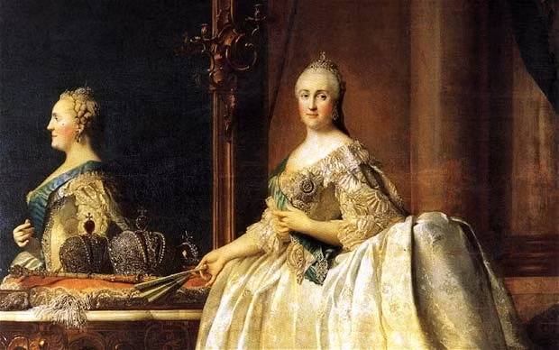 Một trong những trường hợp nổi tiếng nhất là Catherine Đại đế của nước Nga. Theo một tài liệu, vào một buổi tối, Catherine Đại đế đang nằm nghỉ thì hai người hầu gái nói rằng họ vừa nhìn thấy bà vào phòng khác tại cung điện.