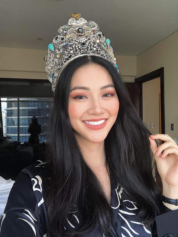 Ồn ào kéo theo cả anh trai Hoa hậu Phương Khánh vào cuộc. Có tin đồn người đẹp đã mất tiền tỷ mua giải. Tuy nhiên, cả Phúc Nguyễn và anh trai Phương Khánh đều bác bỏ chuyện mua giải.