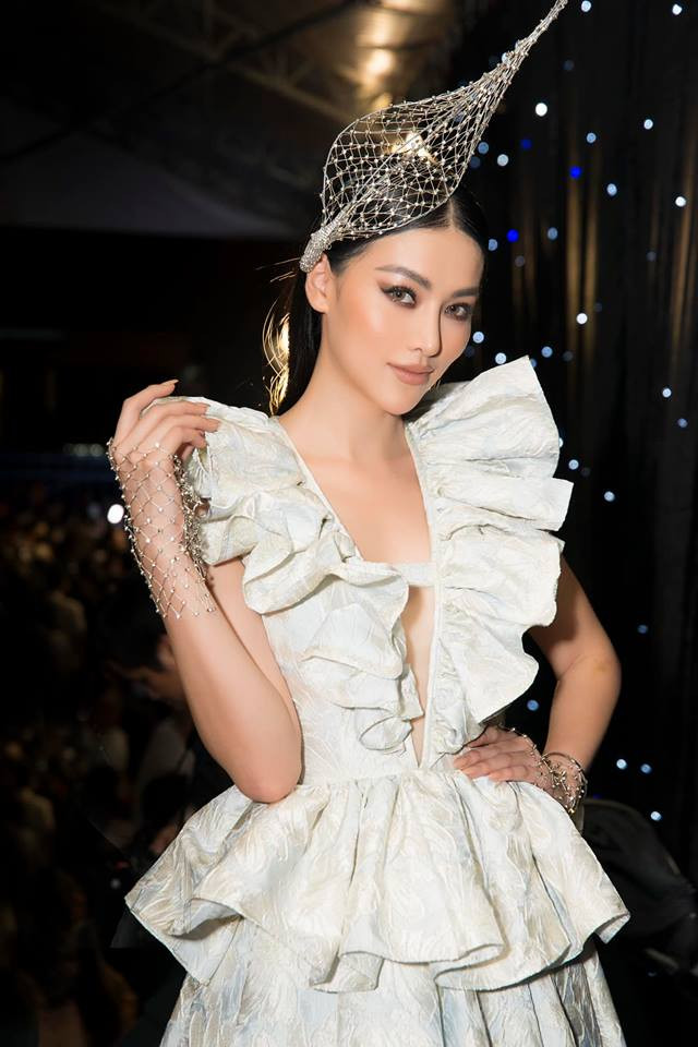 Phúc Nguyễn chia sẻ, anh mất 10 tỷ để đưa Phương Khánh đến vương miện nhưng số tiền này là để lên chiến lược cho người đẹp tại cuộc thi. Số tiền 10 tỷ còn bao gồm tiền tài trợ để đổi lại có người Việt làm giám khảo, hỗ trợ cho Phương Khánh.