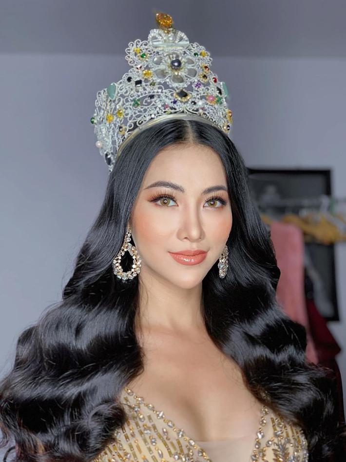 Đối diện với những tin đồn phía Phương Khánh đã lên tiếng phủ nhận. Về phía nàng hoa hậu, trả lời cho câu hỏi mua giải, người đẹp bày tỏ: "Đây là cuộc thi tầm cỡ quốc tế. Chỉ với sự nỗ lực của bản thân cộng với sự may mắn, bạn mới có thể đạt đến vinh quang. Một cuộc thi như thế này không thể chống lưng hay mua giải. Điều đó hoàn toàn không có”.