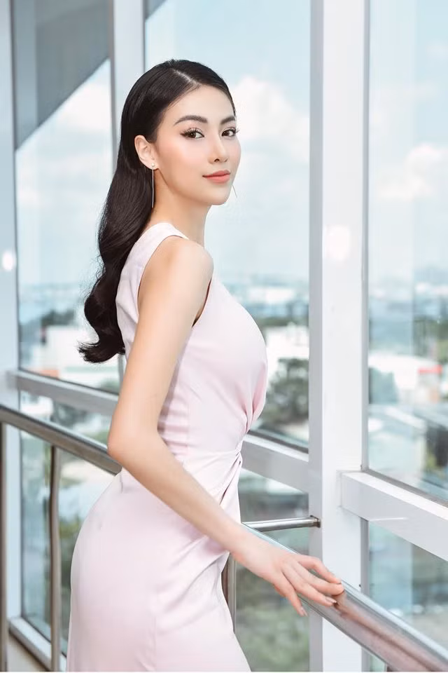 Về nghi vấn dao kéo, cô cho biết đã tiêm thẩm mỹ để định hình đường nét Vline trên khuôn mặt chứ không phải mổ xẻ, cắt gọt mặt như nhiều người vẫn nghĩ. Đặc biệt, người giúp cô thực hiện ca thẩm mỹ này chính là bác sĩ Chiêm Quốc Thái.