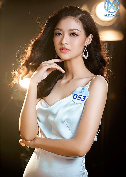 Trong bộ ảnh, dàn thí sinh Miss World Việt Nam 2019 diện trang phục do NTK Trần Hùng thiết kế riêng cho cuộc thi.