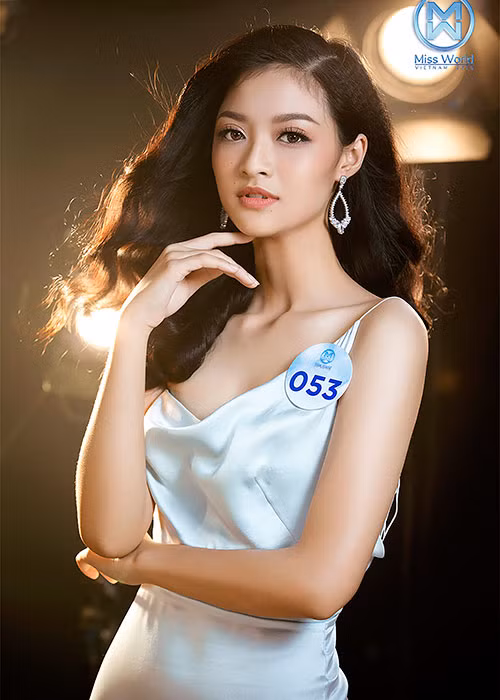 Trong bộ ảnh, dàn thí sinh Miss World Việt Nam 2019 diện trang phục do NTK Trần Hùng thiết kế riêng cho cuộc thi.