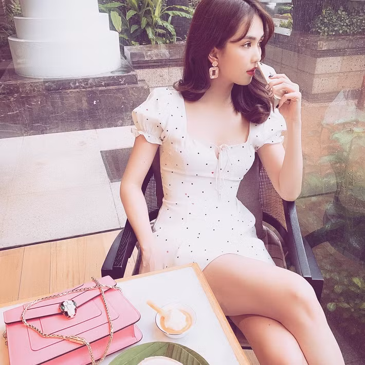 Rũ bỏ vẻ sexy táo bạo, người mẫu nội y hoá thành cô nàng xinh tươi, ngọt ngào.