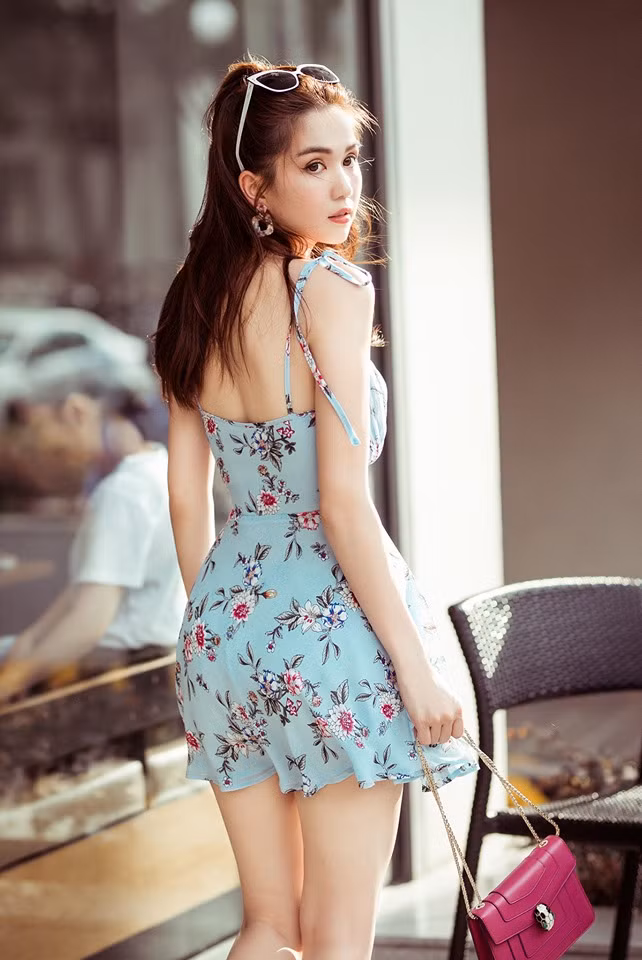 Ồn ào diện thiếu vải tại LHP Cannes vừa qua cũng khiến cho cô hứng không ít gạch đá của dư luận.