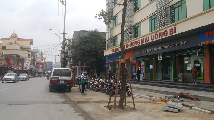 Theo đó, thành phố sẽ tiến hành thi công các công trình hạ tầng kỹ thuật, như: xây mới và hạ ngầm 2 đường dây trung áp 22Kv; xây dựng mới tuyến chiếu sáng; mở rộng mặt đường hiện trạng để tạo các không gian dừng, đỗ xe; bó vỉa, lát gạch vỉa hè; thay thế hệ thống thoát nước.