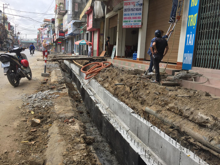 Ngoài ra, trong suốt thời gian thi công dự án trên, người dân sống hai ven đường phải chịu cảnh bụi bặm mù mịt, đất đá chất chồng ảnh hưởng không nhỏ đến đời sống sinh hoạt.