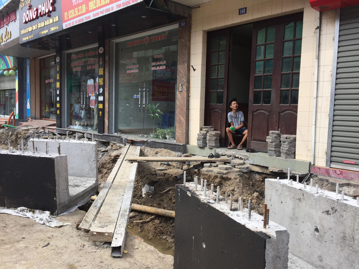 Cảnh chiếc cầu tạm mà người dân phải sử dụng để đi lại trong thời gian thi công dự án.