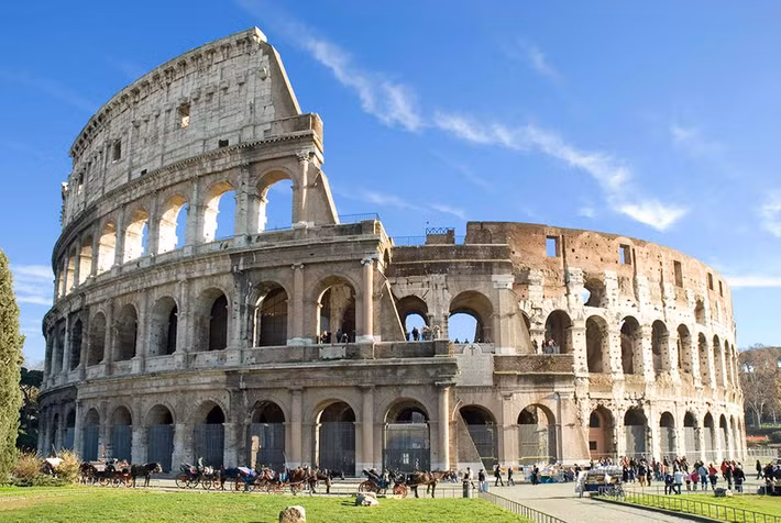  Đấu trường La Mã ở Italy còn được biết đến với tên gọi Colosseum. Đây là một địa điểm du lịch nổi tiếng mà nhiều du khách ghé thăm khi tới Rome.