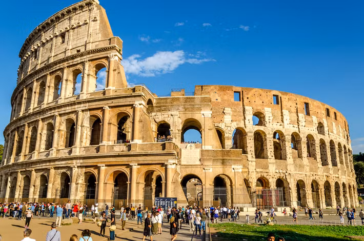 Theo các ghi chép lịch sử, đấu trường La Mã được xây dựng dưới thời của 3 hoàng đế La Mã là Vespasian, Titus và Domitian. Công trình khổng lồ được hoàn thành sau 5 năm (từ năm 75 - 80 sau Công nguyên).