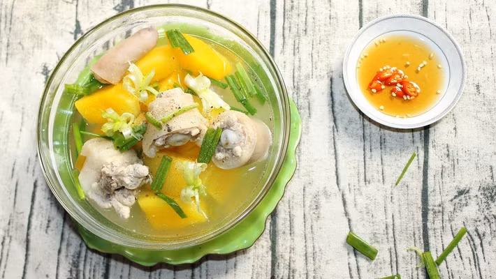 Đuôi heo hầm đu đủ: Nếu đã nhắc đến các món ăn từ đuôi lợn thì không thể nào bỏ qua món đuôi heo hầm đu đủ. Món ăn này vừa thơm ngon lại vừa bổ dưỡng, thích hợp để nấu cho cả gia đình cùng thưởng thức.