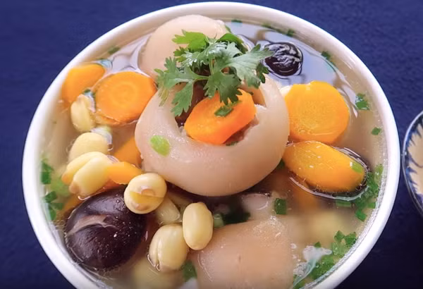 Cách thực hiện: Cho nước vào nồi, cho đuôi heo vào hầm đến khi chín mềm. Tiếp đó cho củ cải, cà rốt, hạt sen, nấm hương, gừng, hành củ vào, nêm muối, bột nêm, đun nhỏ lửa 20 phút. Tắt bếp cho rau mùi thái nhỏ vào để nồi canh thơm hơn là xong rồi.