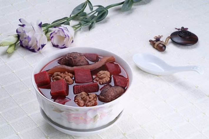 Đuôi lợn nấu củ dền: Đuôi lợn rất dễ mua ở ngoài chợ, phần đuôi cũng có nhiều thịt, giòn giòn nên rất dễ ăn. Củ dền vừa ngon lại thanh mát. Đuôi lợn nấu củ dền quả là món canh lý tưởng cho bữa cơm trưa nhà bạn.