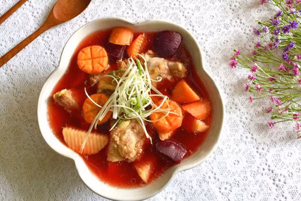 Phi thơm một ít hành khô băm nhỏ, cho đuôi lợn vào đảo săn cùng một ít nước mắm. Sau đó cho tiếp khoai tây, cà rốt và củ dền vào đảo qua rồi chế lượng nước đủ ăn vào. Đun liu riu nhỏ lửa, ninh khoảng 15 phút thì cho hành hoa và mùi thái nhỏ vào và tắt bếp.