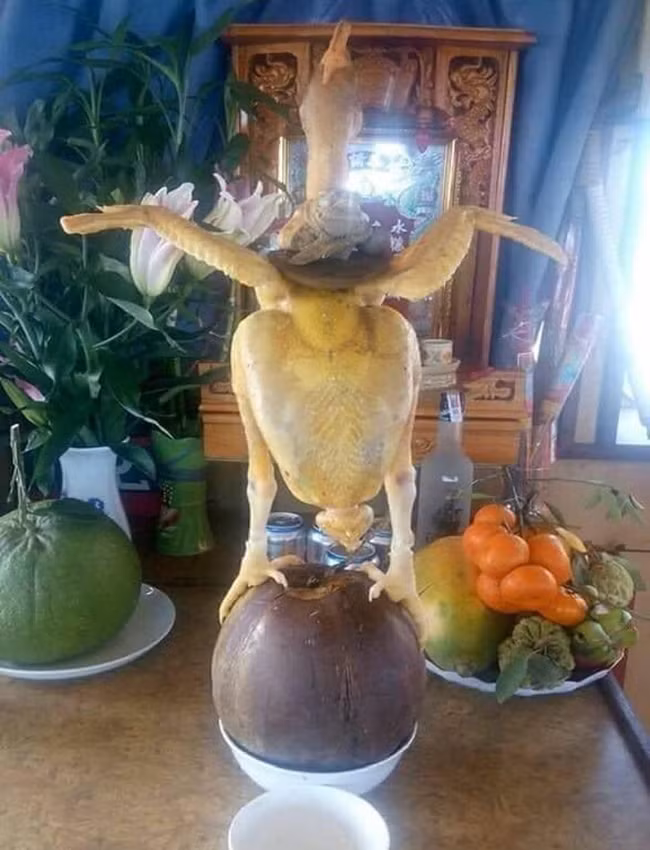 Tư thế gà cúng bá đạo khiến chị em "phì cười".