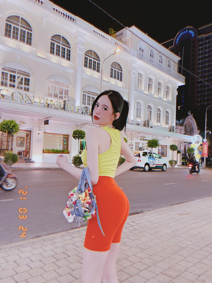 Mỹ nhân 9X hay chọn những trang phục tôn dáng như váy ôm, áo crop top hay áo hai dây để khoe vòng 1, vòng 3 căng đầy với eo con kiến.