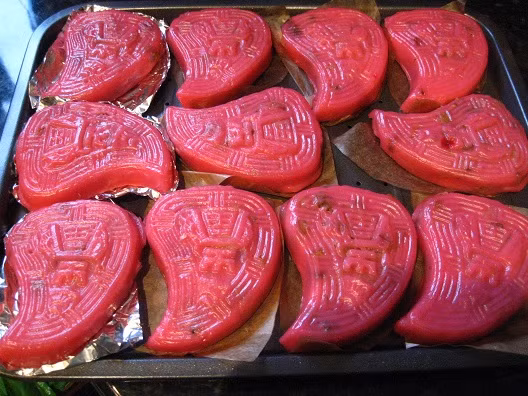 Bánh lá liễu còn được gọi là bánh trái đào, là món ăn vặt quen thuộc của người Triều Châu (người Tiều). Vỏ bánh được làm từ bột há cảo, bên trong bánh có nhân gạo nếp, tôm khô, thịt, củ cải muối và hành, rất giống xôi mặn.