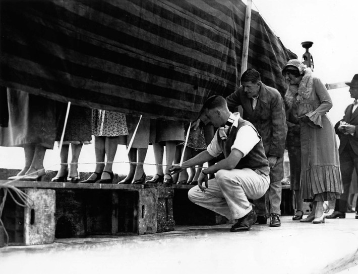 Theo đó, không chỉ những người trẻ tuổi, nhiều phụ nữ lớn tuổi cũng tham gia cuộc thi. Tất cả người dự thi sẽ đứng sau một tấm màn đen và chỉ để lộ từ đầu gối trở xuống.