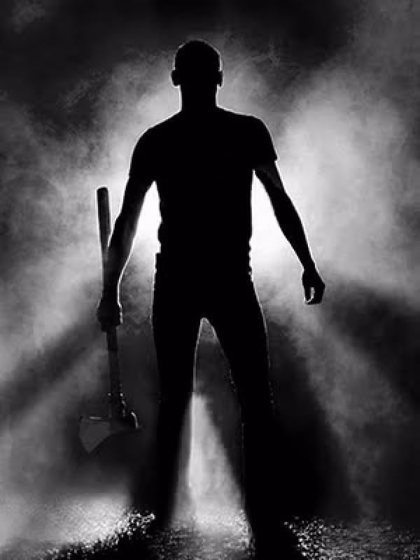 Không chỉ gây án với thủ đoạn rùng rợn, Axeman khiến người dân sống trong lo lắng, bất an khi gửi thư thách thức cảnh sát. Trong thư, gã sát nhân bí ẩn viết: "Bọn bay sẽ không bao giờ tóm được ta, không ai có thể nhìn thấy ta vì ta tàng hình, như chính không khí bao quanh Trái đất. Ta không phải là người, ta là linh hồn, là quỷ dữ từ tầng địa ngục nóng nhất. Chỉ có ta biết ai sẽ là nạn nhân sắp tới. Ta sẽ không để lại dấu vết nào trừ chiếc rìu đẫm máu…”.