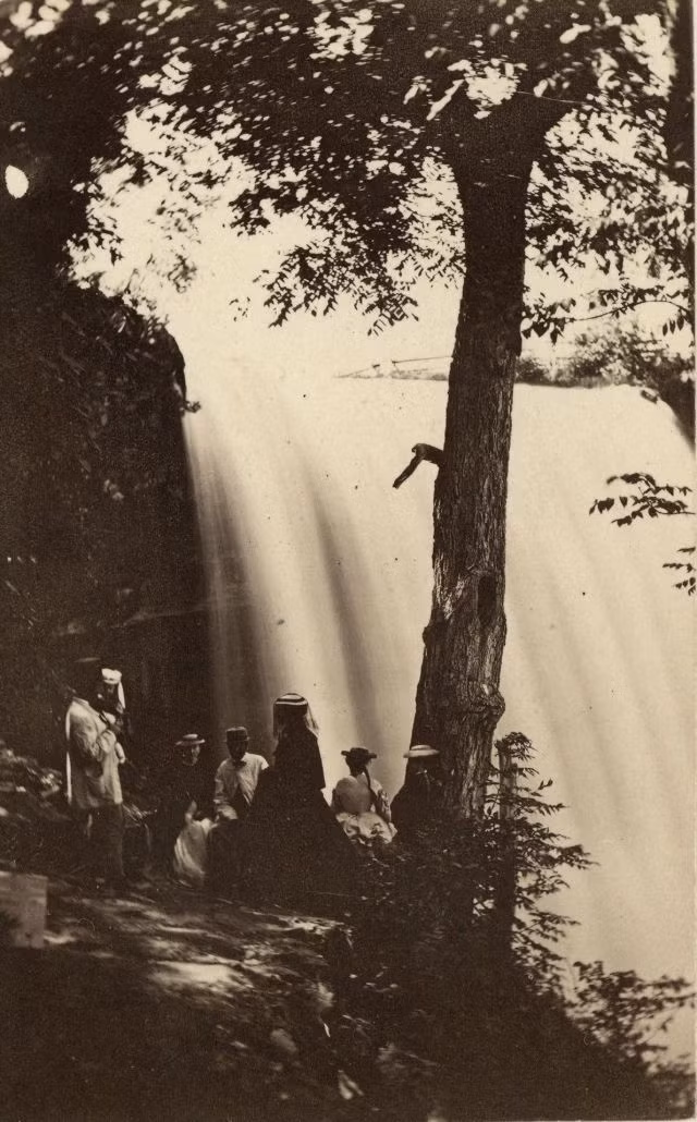 Nhiều người dân Mỹ đến ngắm vẻ đẹp hùng vĩ của thác Minnehaha ở Minneapolis, Minnesota.