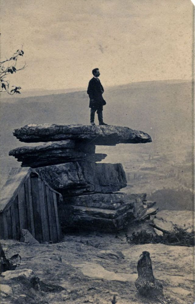 Người đàn ông đứng trên tảng đá Umbrella Rock ở Chattanooga, Tennessee và phóng tầm mắt về phía xa để ngắm nhìn phong cảnh thiên nhiên hùng vĩ của nước Mỹ.