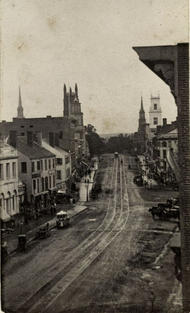 Những ngôi nhà nằm san sát nhau hai bên đường ở Hartford, Connecticut.