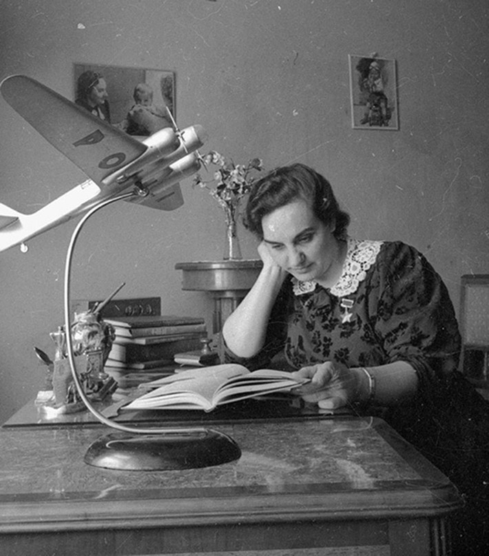 Tuy nhiên sau đó, phi công Grizodubova gặp xung đột với chỉ huy lực lượng hàng không tầm xa, Nguyên soái Không quân Alexander Yevgenievich Golovano trong vấn đề chống lại cấp trên và yêu cầu thăng lên cấp tướng.