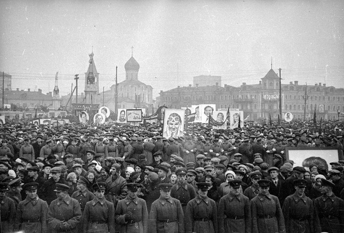 Đến năm 1942, Grizodubova chỉ huy của Trung đoàn Không quân Tầm xa 101 gồm toàn các phi công nam. Dù là nữ nhưng bà khiến cấp dưới nể phục khi thực hiện 200 phi vụ, trong đó có 132 chuyến bay đêm.