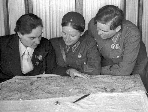 Về sau, bà Grizodubova tham gia và có nhiều đóng góp trong việc phát triển hệ thống thiết bị điện tử cho lĩnh vực hàng không quân sự và dân dụng của Liên Xô. Năm 1986, bà được phong tặng danh hiệu Anh hùng Lao động Xã hội Chủ nghĩa.