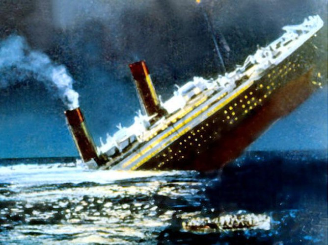 Sau khi đâm vào tảng băng trôi vào rạng sáng ngày 15/4/1912, phần mũi tàu Titanic chìm xuống biển trước tiên. Phần đuôi tàu nổi phía trên mặt nước một thời gian mới từ từ chìm dần xuống nước. Điều này khiến con tàu bị gãy làm đôi khi chìm hoàn toàn xuống đáy biển.