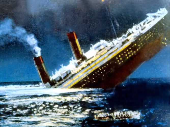 Sau khi đâm vào tảng băng trôi vào rạng sáng ngày 15/4/1912, phần mũi tàu Titanic chìm xuống biển trước tiên. Phần đuôi tàu nổi phía trên mặt nước một thời gian mới từ từ chìm dần xuống nước. Điều này khiến con tàu bị gãy làm đôi khi chìm hoàn toàn xuống đáy biển.