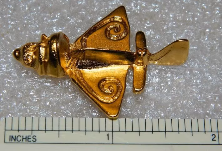 Chính vì vậy, các chuyên gia càng tò mò hơn về bức tượng vàng nhỏ của người Inca trông giống máy bay phản lực. Chính điều này đã tạo nên các cuộc tranh luận về mục đích và cách sử dụng cổ vật này. Tuy nhiên, đến nay vẫn chưa có lời giải chính thức.