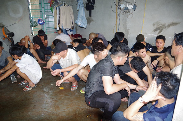 Thông tin ban đầu vụ việc, vào khoảng 14h ngày 22/3/2019, lực lượng công an bất ngờ đột kích vào tụ điểm đánh bạc tại một trang trại ngoài đê, cách xa khu dân cư thuộc thôn Xuân Đình (xã Hàm Tử, huyện Khoái Châu, tỉnh Hưng Yên). Ảnh: Công an tỉnh Hưng Yên. 