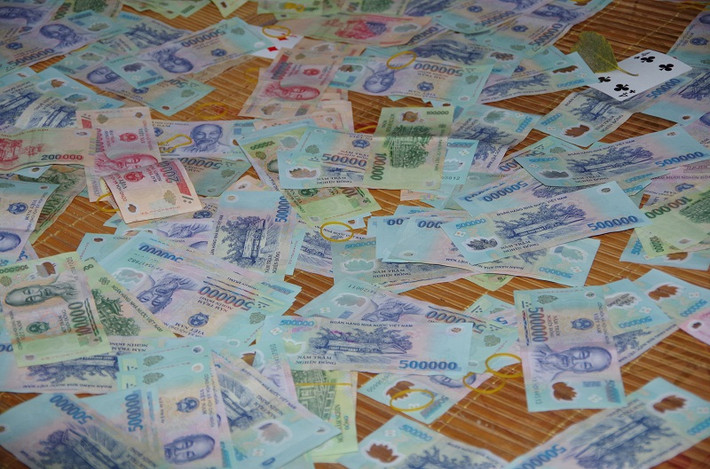 Bất ngờ bị lực lượng Công an đột kích, các đối tượng đã nhảy xuống sông định tẩu thoát. Tuy nhiên, toàn bộ các đối tượng đã bị Công an tỉnh Hưng Yên bắt gọn. Khám xét tại chỗ và trong người các đối tượng, lực lượng công an thu giữ tổng số 368.400.000đ tiền mặt cùng toàn bộ vật chứng liên quan. Ảnh: Công an tỉnh Hưng Yên.