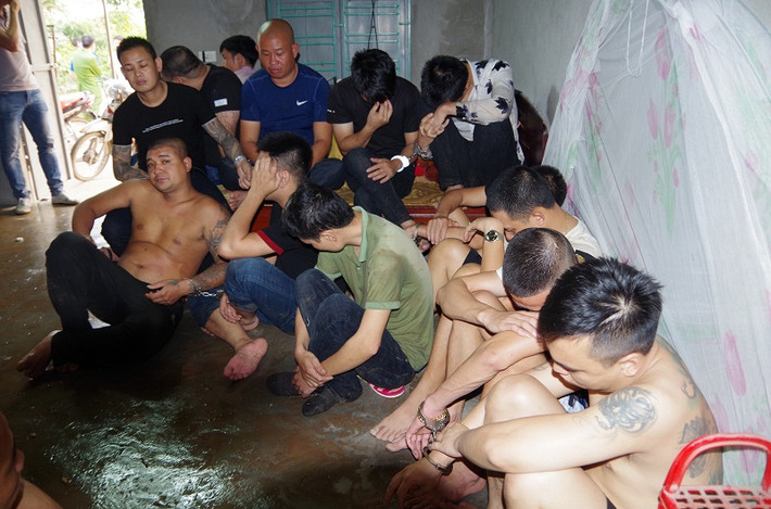 Tại đây, lực lượng Công an đã phát hiện và bắt quả tang phía sau trang trại này có 42 đối tượng đang có hành vi đánh bạc dưới hình thức xóc đĩa, sát phạt nhau bằng tiền. Ảnh: Công an tỉnh Hưng Yên. 