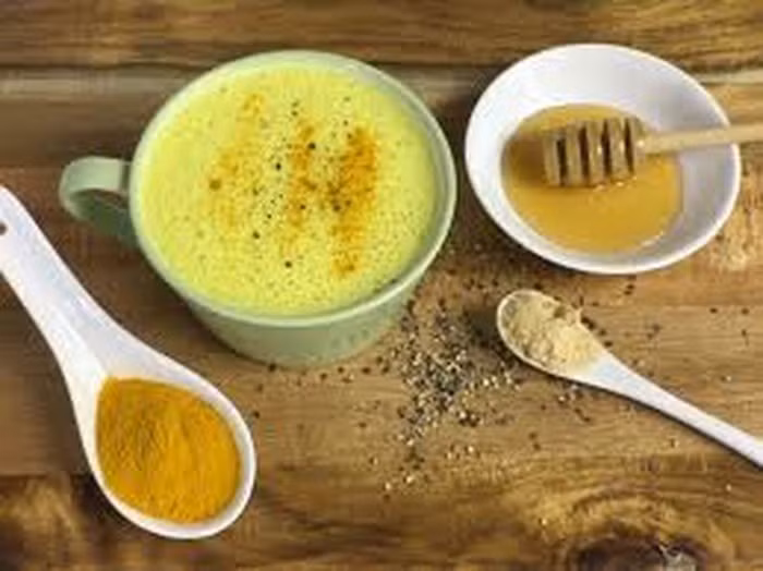 Da sáng khỏe nhờ sữa dừa và bột nghệ: Lấy 1 muỗng sữa dừa và 1 muỗng bột nghệ. Thoa lên khắp mặt và cổ rồi nhẹ nhàng massage theo chuyển động tròn vài phút. Rửa sạch sau 15 phút với nước lạnh.