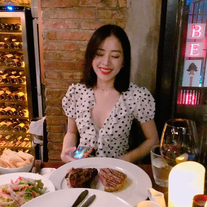 Kể cả khi đi ăn với bạn bè, cô ca sĩ này cũng thích các loại áo khoe được khuôn ngực gợi cảm.