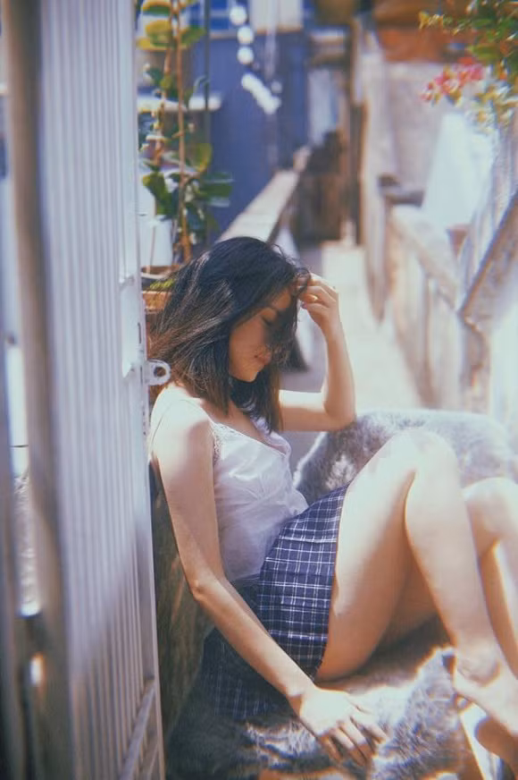 Bất chấp dư luận, cô nàng có màn tốc váy lên hở cả vòng ba.