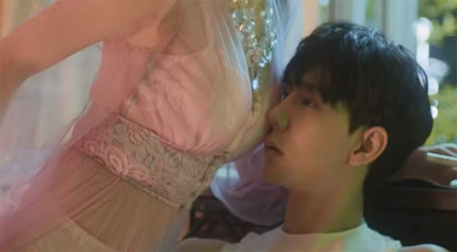 MV “Mời anh vào tim em” của Chi Pu tung ra hồi cuối tháng 11 đã tạo nên tranh cãi trái chiều từ cư dân mạng khi nữ ca sĩ mặc những trang phục phản cảm như diện nội y xuyên thấu, cởi áo lót khoe ngực trần,...