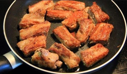 Chặt sườn thành khúc dài chừng 5cm, rửa sạch rồi sơ chế loại bỏ những chất bẩn. Đem sườn đi ướp với chút hạt nêm, đường trong 30phút cho đường ngấm gia vị. Làm nóng chảo, cho chút dầu ăn rồi cho sườn vào chiên đều 2 mặt. Lưu ý để lửa nhỏ để sườn chín từ trong ra ngoài. Sau khi sườn chín chỉ cần vắt chút chanh vào đảo đều và tắt bếp là được