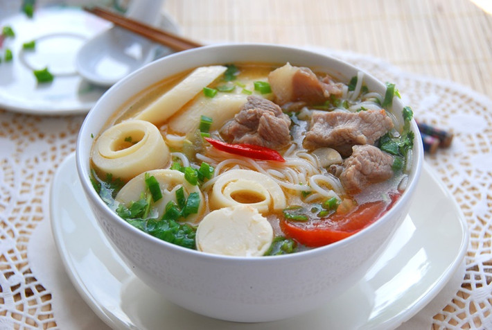 Bún măng sườn: Đầu tiên, rửa sườn rồi sau đó cho sườn vào nồi luộc sơ qua để sườn ra hết cặn bẩn. Vớt sườn ra, rửa lại một lần nữa cho sạch và để ráo nước. Măng tươi thái mỏng, đem luộc, vớt ra để ráo. Cho một ít dầu ăn lên chảo, cho hành khô vào phi; tiếp theo cho măng vào xào rồi nêm với mắm hoặc gia vị để măng được ngấm gia vị.