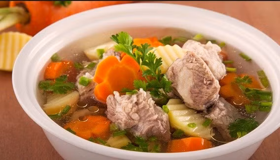 Sau đó thả các loại củ quả vào ninh tiếp cho đến khi mềm. Nêm nếm thêm gia vị cho vừa miệng rồi cho hành lá xắt nhỏ là hoàn thành.
