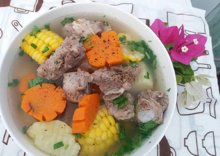 Canh sườn ninh củ quả: Sườn luộc sơ qua rồi để ráo, ướp với hạt nêm, gia vị cho ngấm. Cà rốt, củ cải, ngô ngọt, bí đao cắt miếng vừa ăn. Đem xào sườn cho se mặt rồi đổ nước vào, thêm vài củ hành tím đập dập rồi ninh sườn mềm khoảng 30 phút.