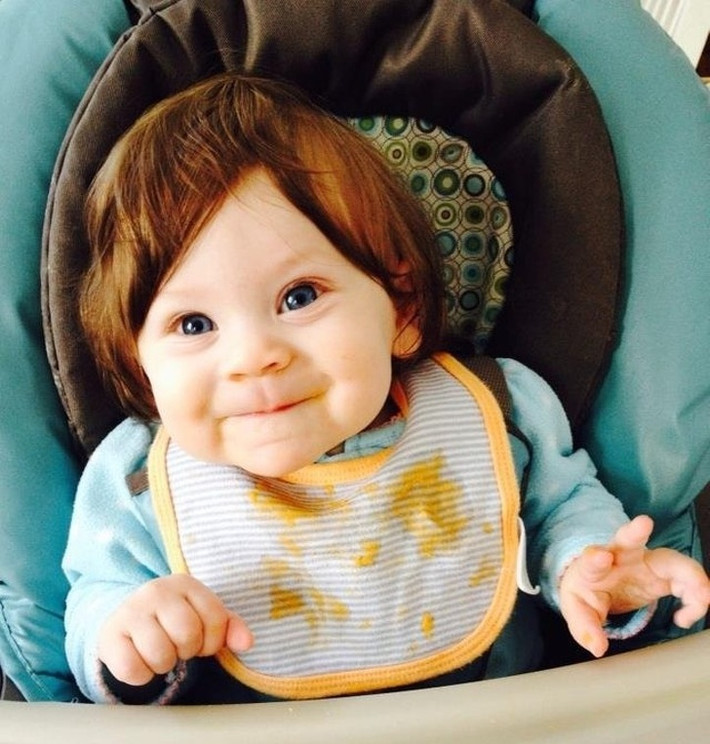 Bé gái 1 tuổi có mái tóc vàng cực xinh.