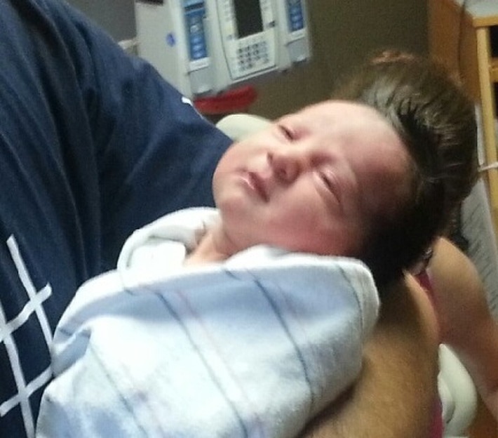 Bé gái 1 ngày tuổi thừa hưởng mái tóc tuyệt đẹp từ mẹ.