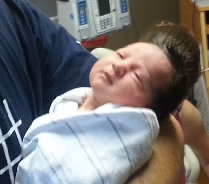 Bé gái 1 ngày tuổi thừa hưởng mái tóc tuyệt đẹp từ mẹ.